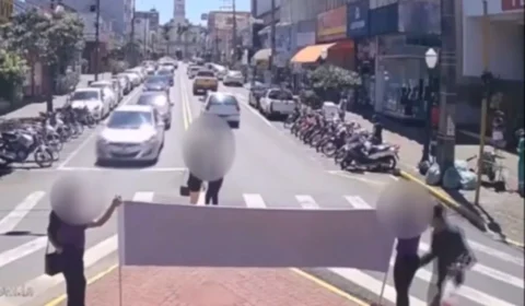 VÍDEO: homem é preso por passar a mão em mulher que estava trabalhando; câmeras de segurança flagraram o momento do crime