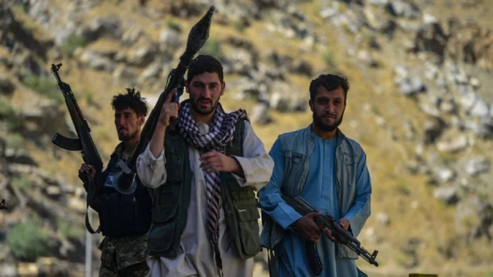 Afeganistão: Talibãs ganham terreno e EUA alerta sobre risco de guerra civil