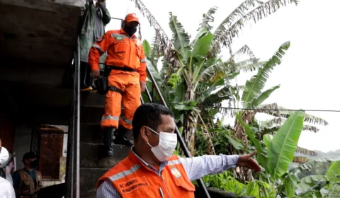 Forte chuva causa deslizamentos de barranco, alagamentos e tombamento de árvore em Manaus; veja vídeo
