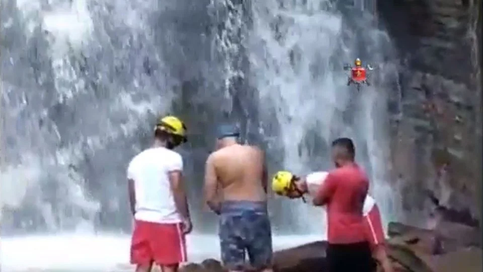 Homem tenta tirar selfie e morre ao cair de cachoeira, no Distrito Federal