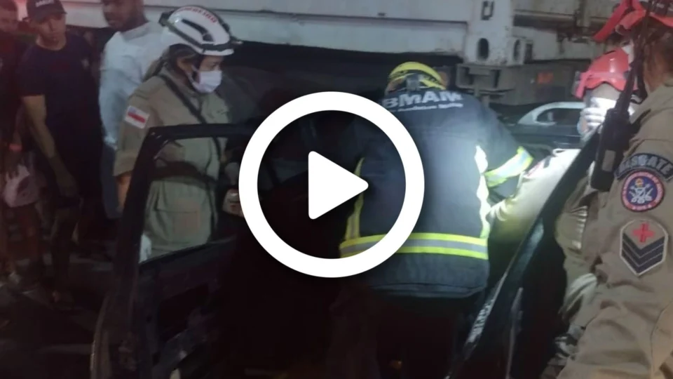 VÍDEO: homem fica preso nas ferragens após colidir com carro em carreta parada na Zona Oeste de Manaus
