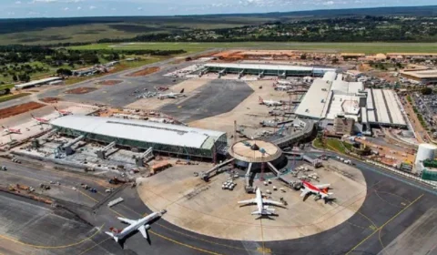 Mais de 3 mil voos foram cancelados em todo mundo, afirma site de aviação internacional