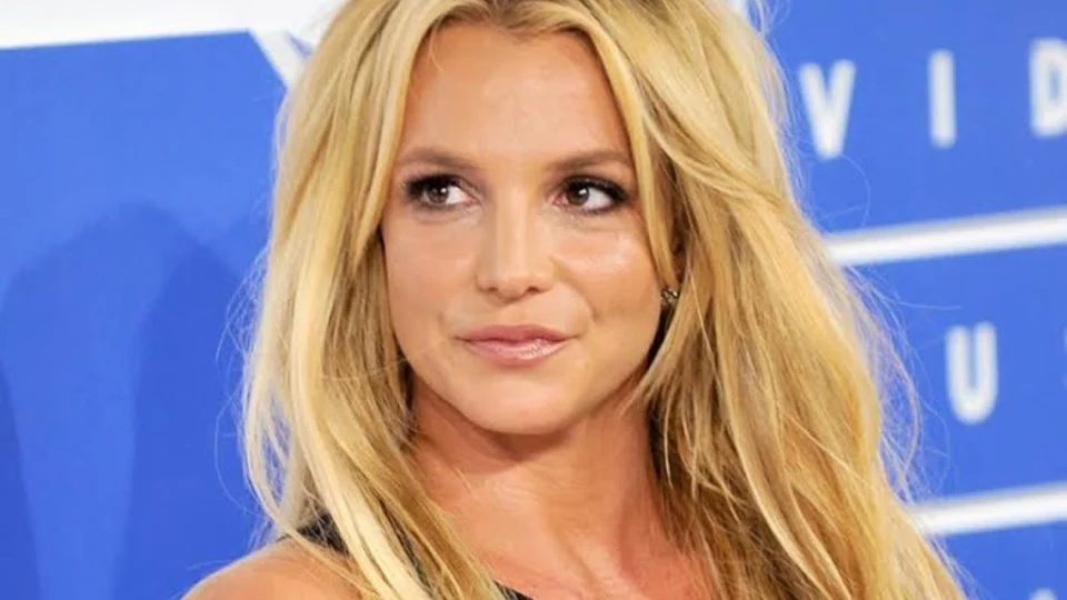 Pai de Britney Spears é suspenso da tutela da cantora