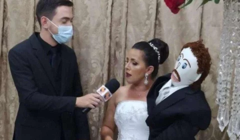 Em busca de realizar sonho, mulher se casa com boneco no interior de Minas Gerais