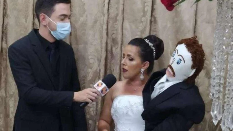 Em busca de realizar sonho, mulher se casa com boneco no interior de Minas Gerais