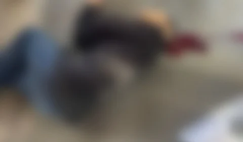 Homem é executado a tiros em parada de ônibus em Manaus; câmeras de segurança flagraram o atirador fugindo