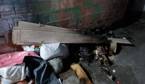 Após curto circuito, casa pega fogo com uma idosa e crianças dentro na Zona Oeste de Manaus