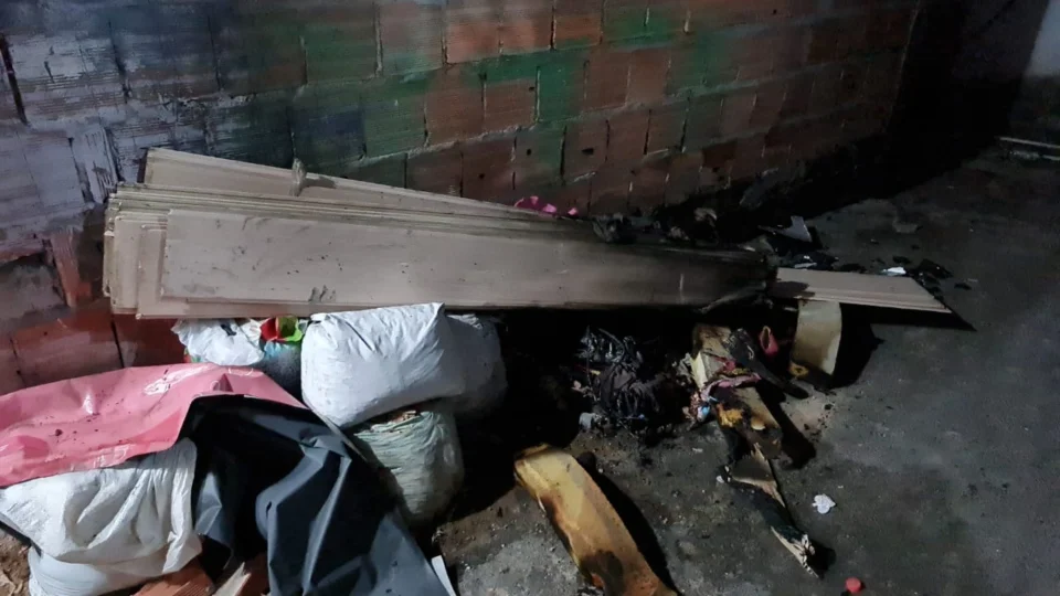 Após curto circuito, casa pega fogo com uma idosa e crianças dentro na Zona Oeste de Manaus