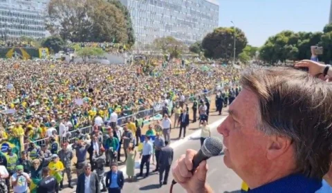 Bolsonaro ataca os ministros Fux, Moraes e Barroso em discurso em Brasília