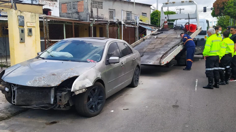 Operação da prefeitura remove sucatas de carro de calçadas, em Manaus