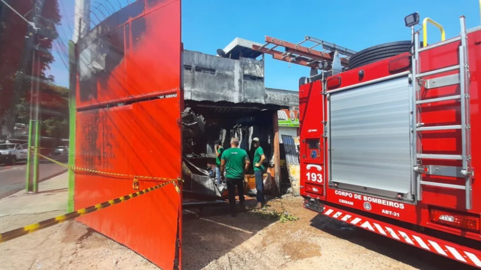 Em Manaus, incêndio atinge depósito de loja de refrigeração; veja vídeo
