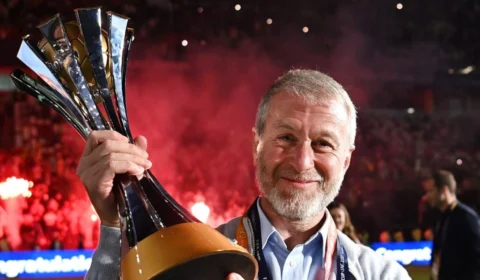Reino Unido congela bens de Abramovich e suspende venda do Chelsea