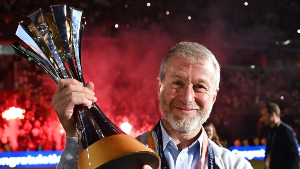Reino Unido congela bens de Abramovich e suspende venda do Chelsea