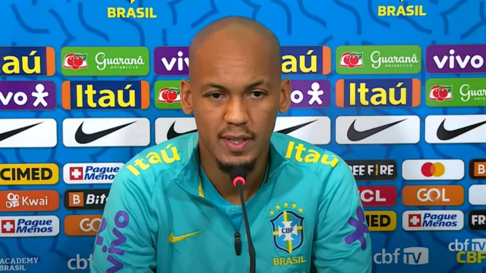 VÍDEO: Meio-campo Fabinho fala da vantagem de ter torcida na partida entre Brasil e Uruguai