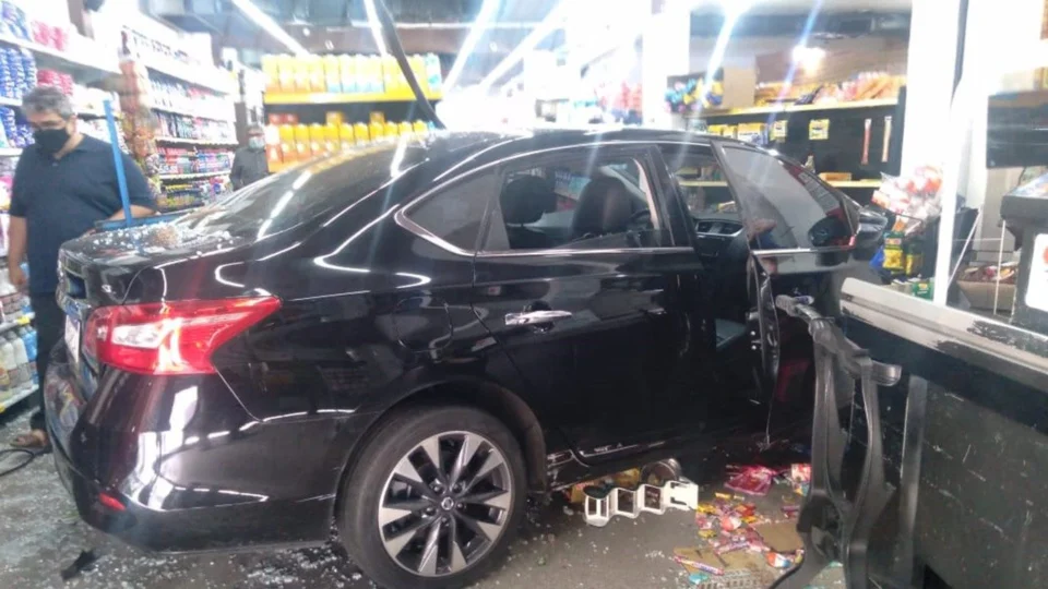 VÍDEO: motorista perde controle e carro invade supermercado, em Manaus