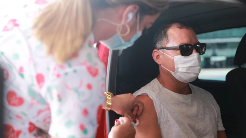 Dose de reforço é ampliada para profissionais de saúde a partir de 40 anos, em Manaus