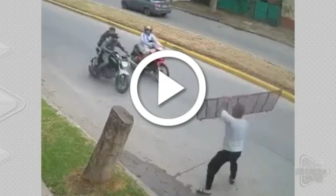 VÍDEO: homem arremessa grade de ferro e derruba assaltantes de moto na Argentina
