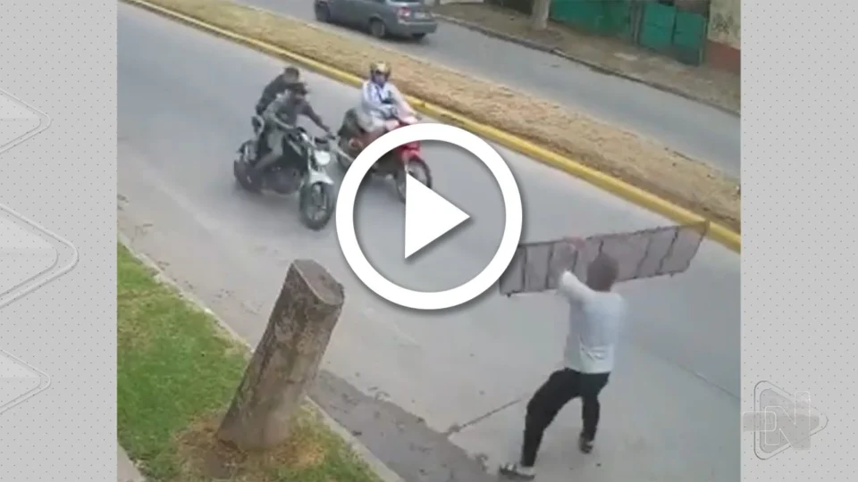 VÍDEO: homem arremessa grade de ferro e derruba assaltantes de moto na Argentina
