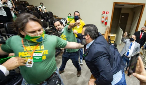 VÍDEO: passaporte da vacina gera confusão e briga em sessão da Câmara de Porto Alegre