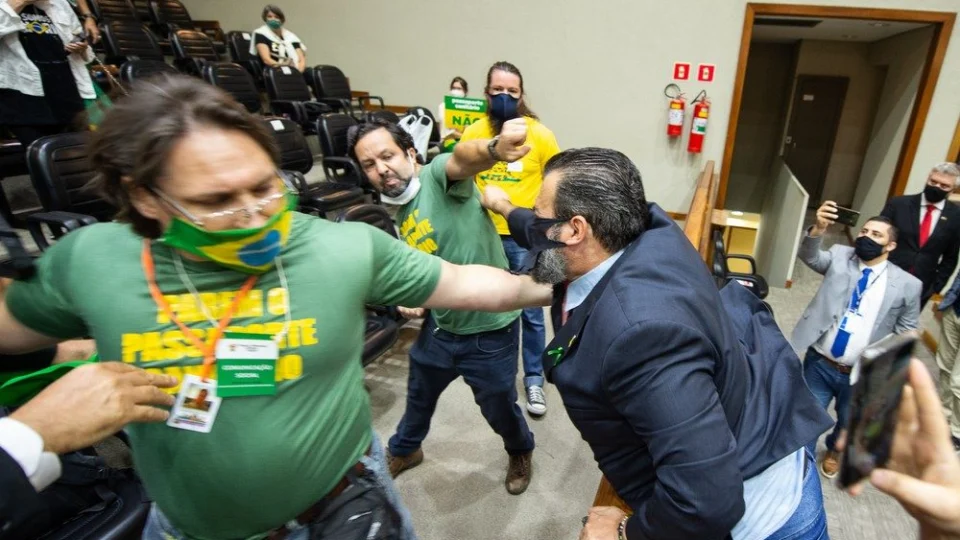 VÍDEO: passaporte da vacina gera confusão e briga em sessão da Câmara de Porto Alegre