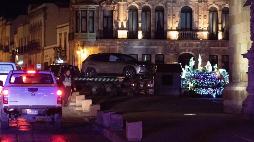 Carro com 10 cadáveres é abandonado em frente ao gabinete de governador no México