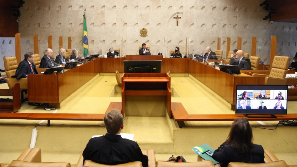 Maioria do STF vota por exigência de passaportes de vacina em aeroportos