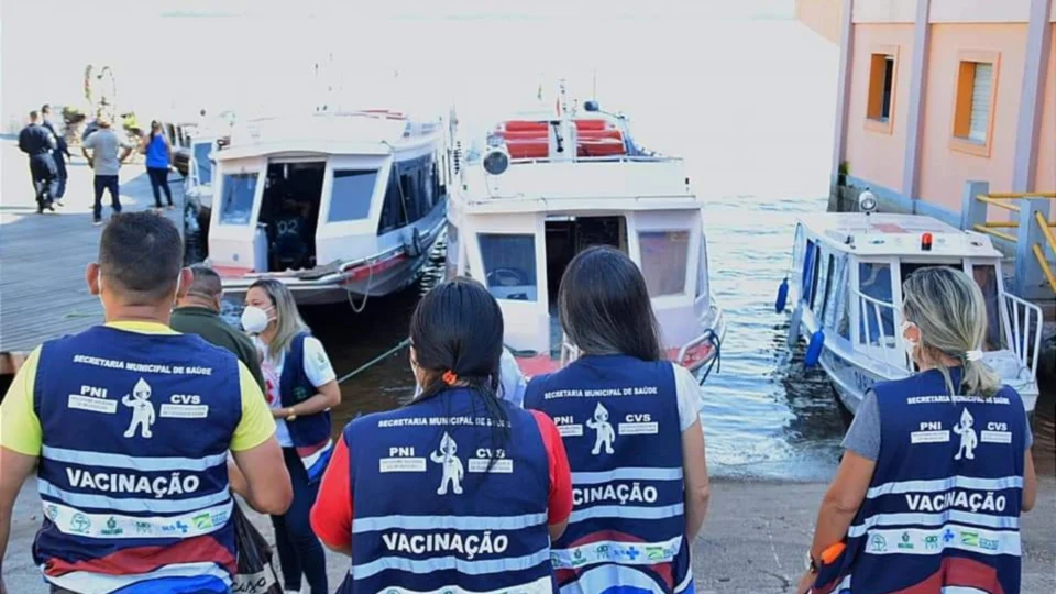 Ambulanchas percorrem Zona Rural de Parintins, no AM, para imunizar crianças contra a Covid-19