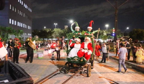 ‘Parada Natalina’ realiza desfile de carros antigos em Manaus