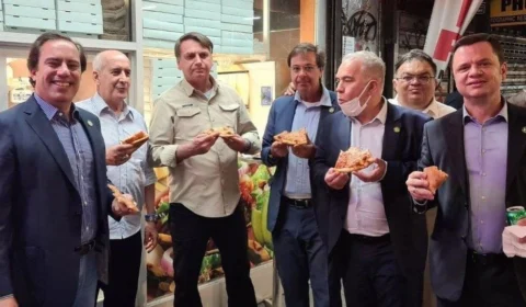 Com exigência de vacinação em restaurantes de Nova York, Bolsonaro e comitiva recorrem a pizza na rua