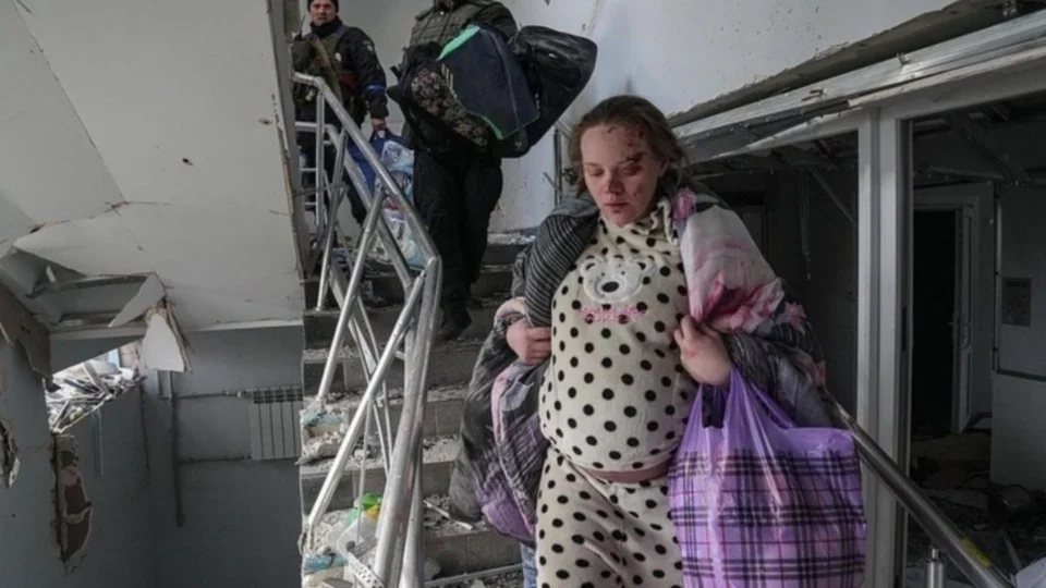 Três pessoas, incluindo uma criança, morreram no ataque a maternidade em Mariupol, na Ucrânia