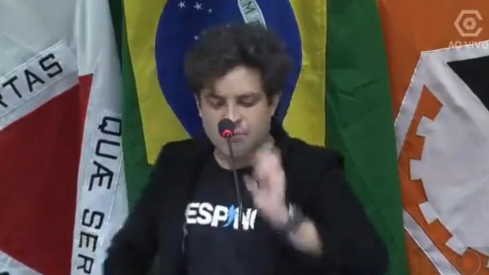 VÍDEO: vereador bolsonarista desmaia enquanto faz discurso exaltado em MG