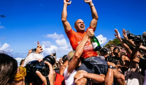 Campeão mundial de surfe fica indignado com aumento da gasolina
