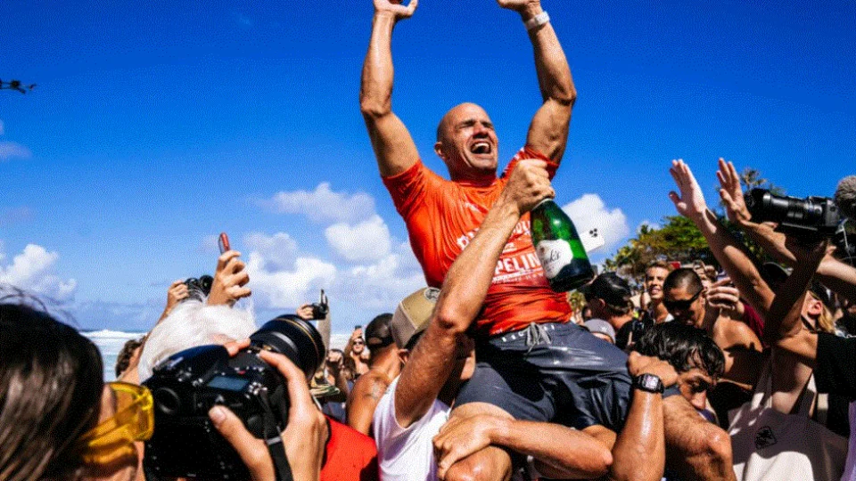 Campeão mundial de surfe fica indignado com aumento da gasolina