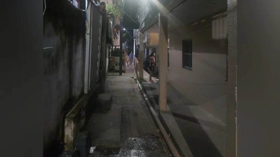 Homem é morto a tiros durante perseguição em um beco na Zona Sul de Manaus