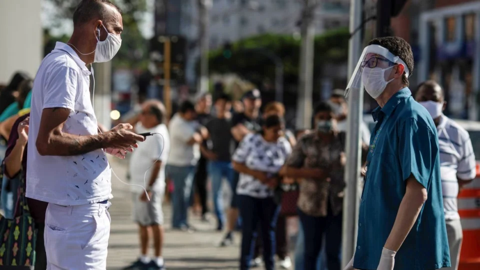 Cerca de 80% dos brasileiros acreditam que pandemia de Covid-19 está controlada, diz Datafolha