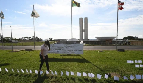 Com relatório adiado, CPI da Covid ouve familiares de vítimas da doença
