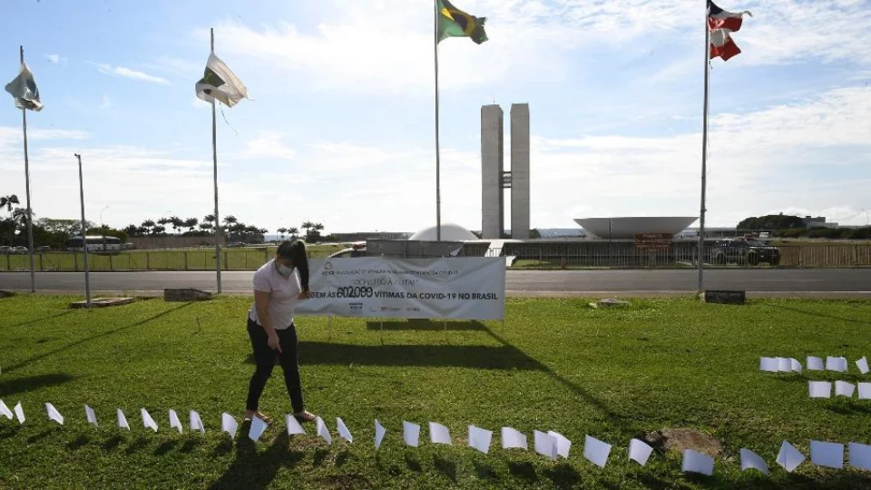 Com relatório adiado, CPI da Covid ouve familiares de vítimas da doença