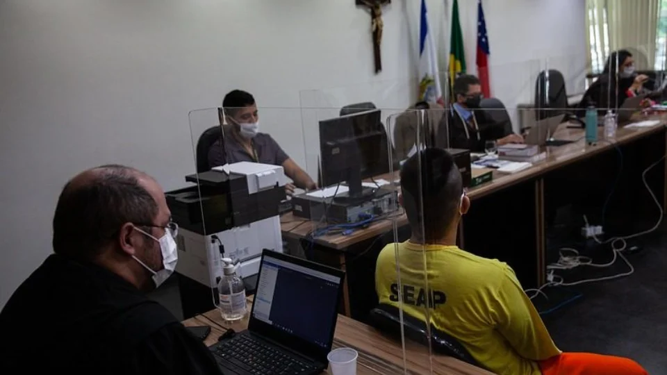 Homem é condenado a mais de 20 anos de prisão por matar o próprio pai e ferir mãe, em Manaus