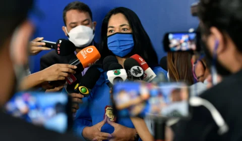 Irmãos são presos por colocar crianças para pedir dinheiro e vender balas em via pública de Manaus