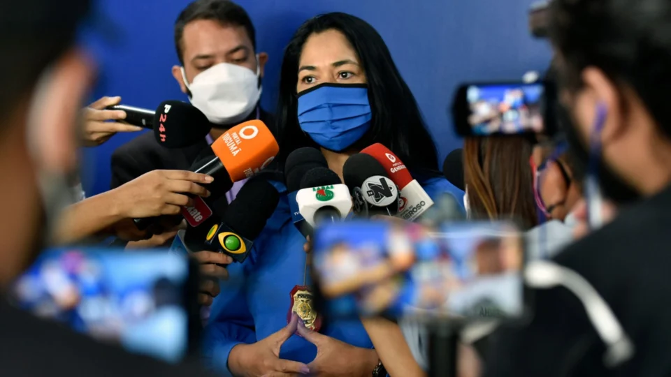 Irmãos são presos por colocar crianças para pedir dinheiro e vender balas em via pública de Manaus