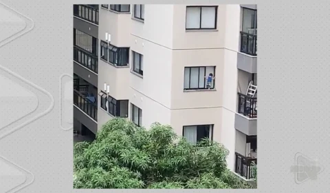 VÍDEO: criança é flagrada pendurada em janela de prédio em Niterói-RJ