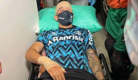 Jogadores do Grêmio ficam feridos após ônibus do time ser atingido com pedras; veja as fotos