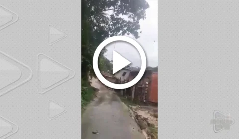 VÍDEO: casa desaba após forte chuva na Zona Norte de Manaus