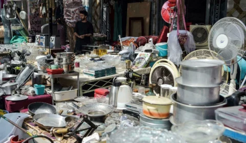 Pertences de afegãos desesperados enchem mercados de Cabul