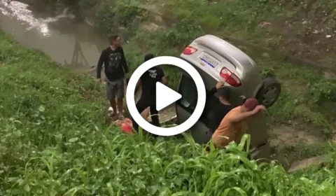 VÍDEO: mulher perde controle de veículo e fica gravemente ferida após cair em igarapé na Zona Norte de Manaus