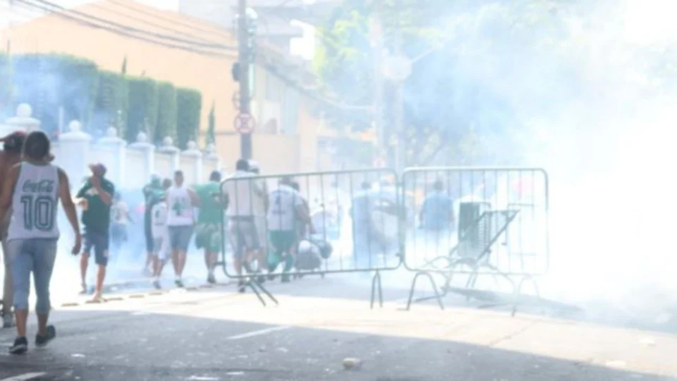 Morre torcedor do Palmeiras baleado durante confusão no entorno do estádio, em São Paulo