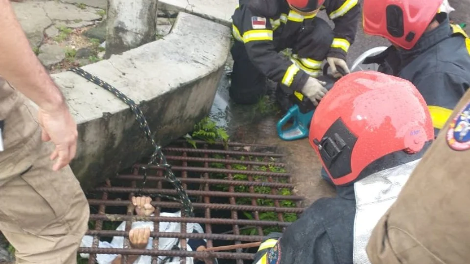 Após ser expulso de casa, jovem com transtornos mentais cai em bueiro na Zona Norte de Manaus