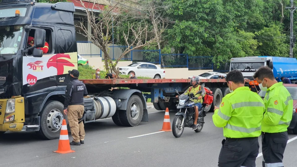 VÍDEO: operação ‘Carga Pesada’ remove 1 caminhão e autua 23 motoristas nesta terça-feira em Manaus