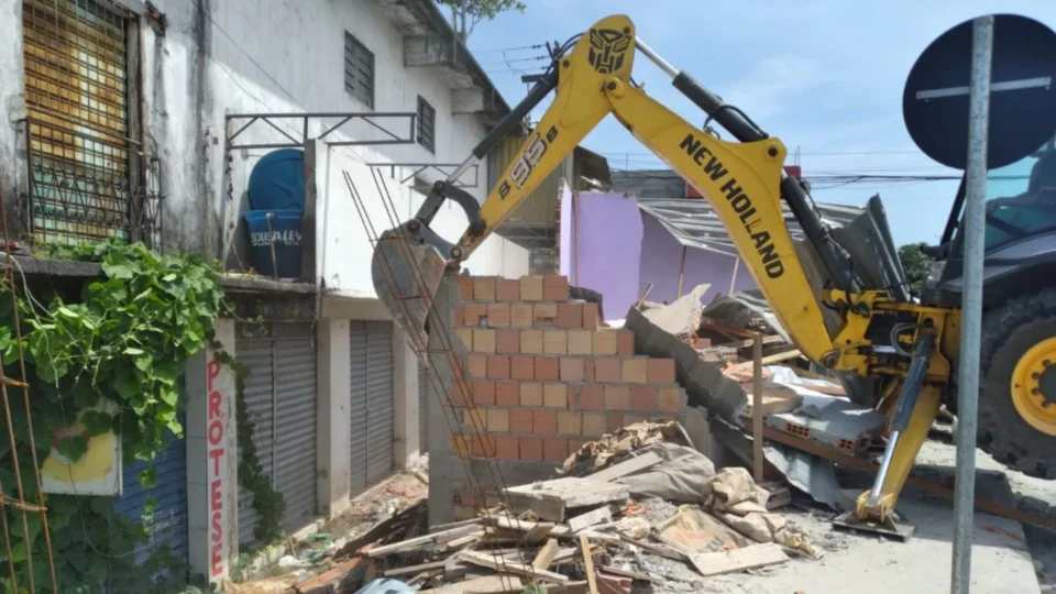 Em 2021, mais de 30 demolições de imóveis irregulares foram realizadas em Manaus