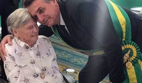 Bolsonaro participa de missa de sétimo dia da mãe